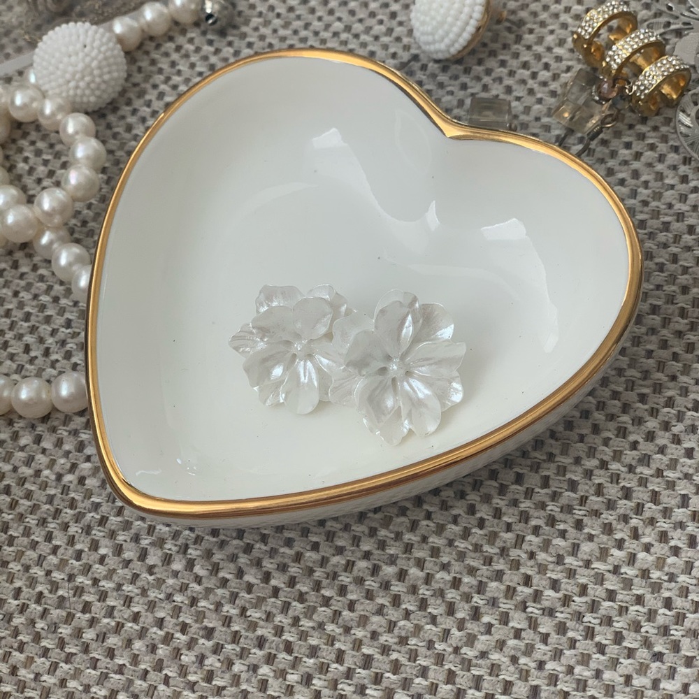 Pearl white flower earring